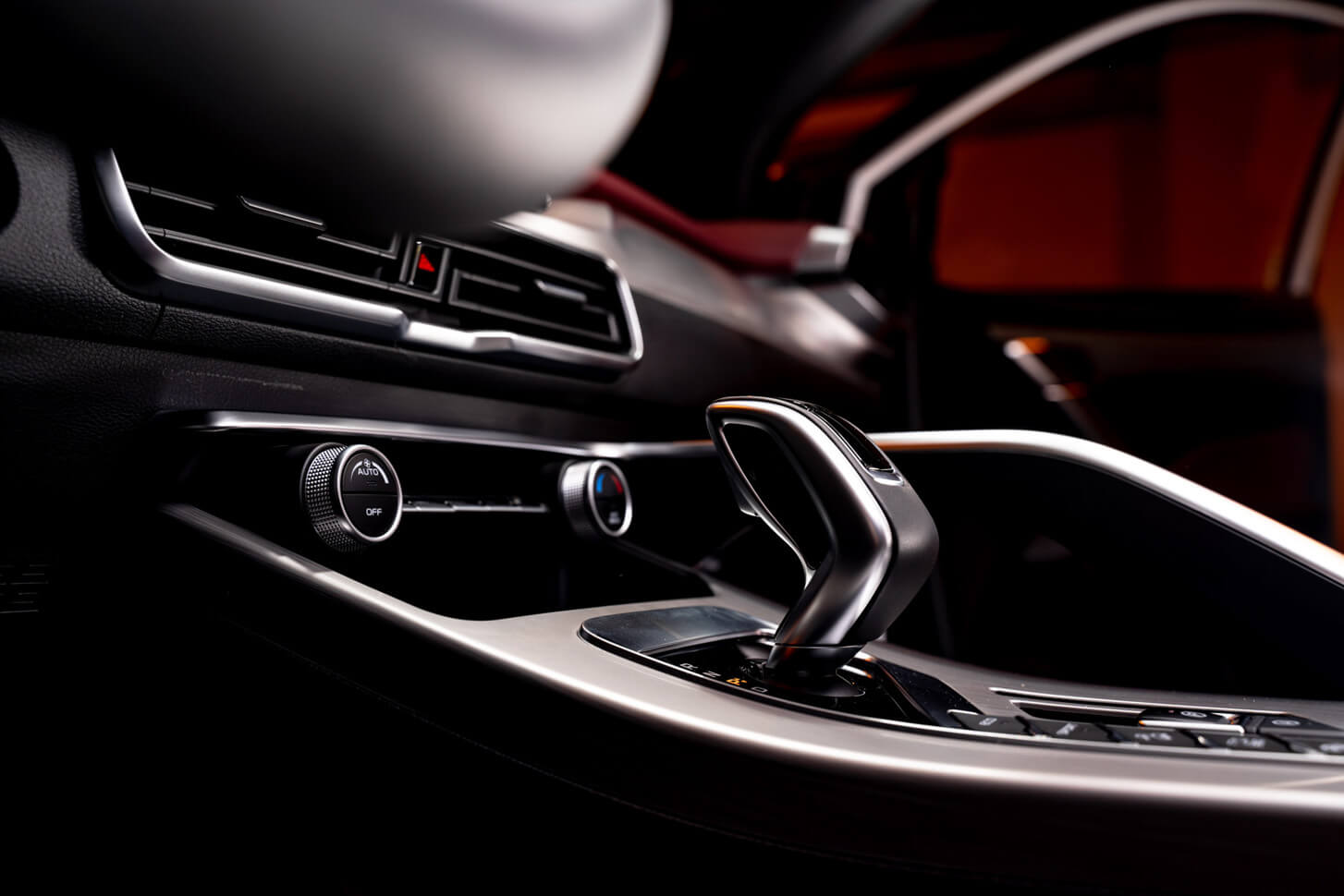 /img/cars/1637050943-interior_geely_Coolray_10.jpeg