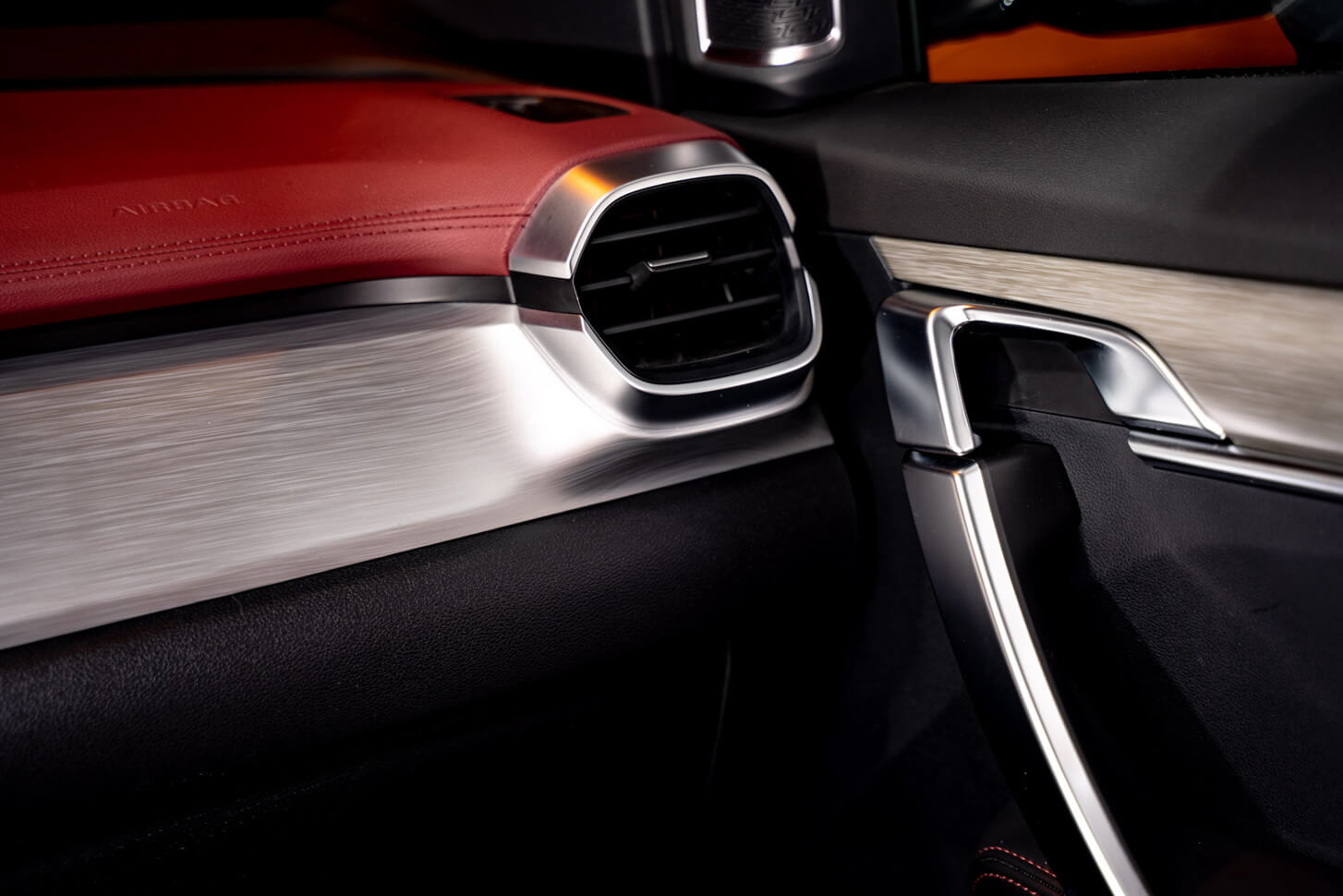 /img/cars/1637050943-interior_geely_Coolray_12.jpeg