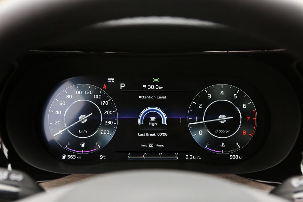 /img/cars/1637051647-interior_kia_K5_4.jpg