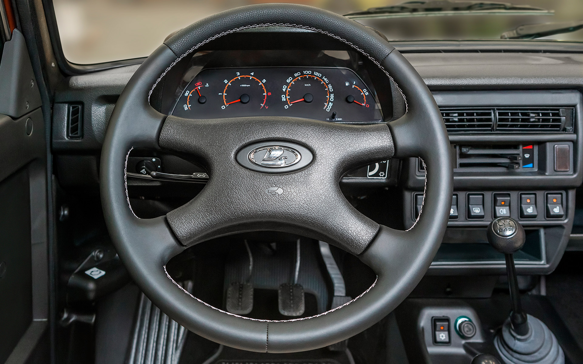 /img/cars/1637051928-interior_lada_4x4_3_dv_8.jpg