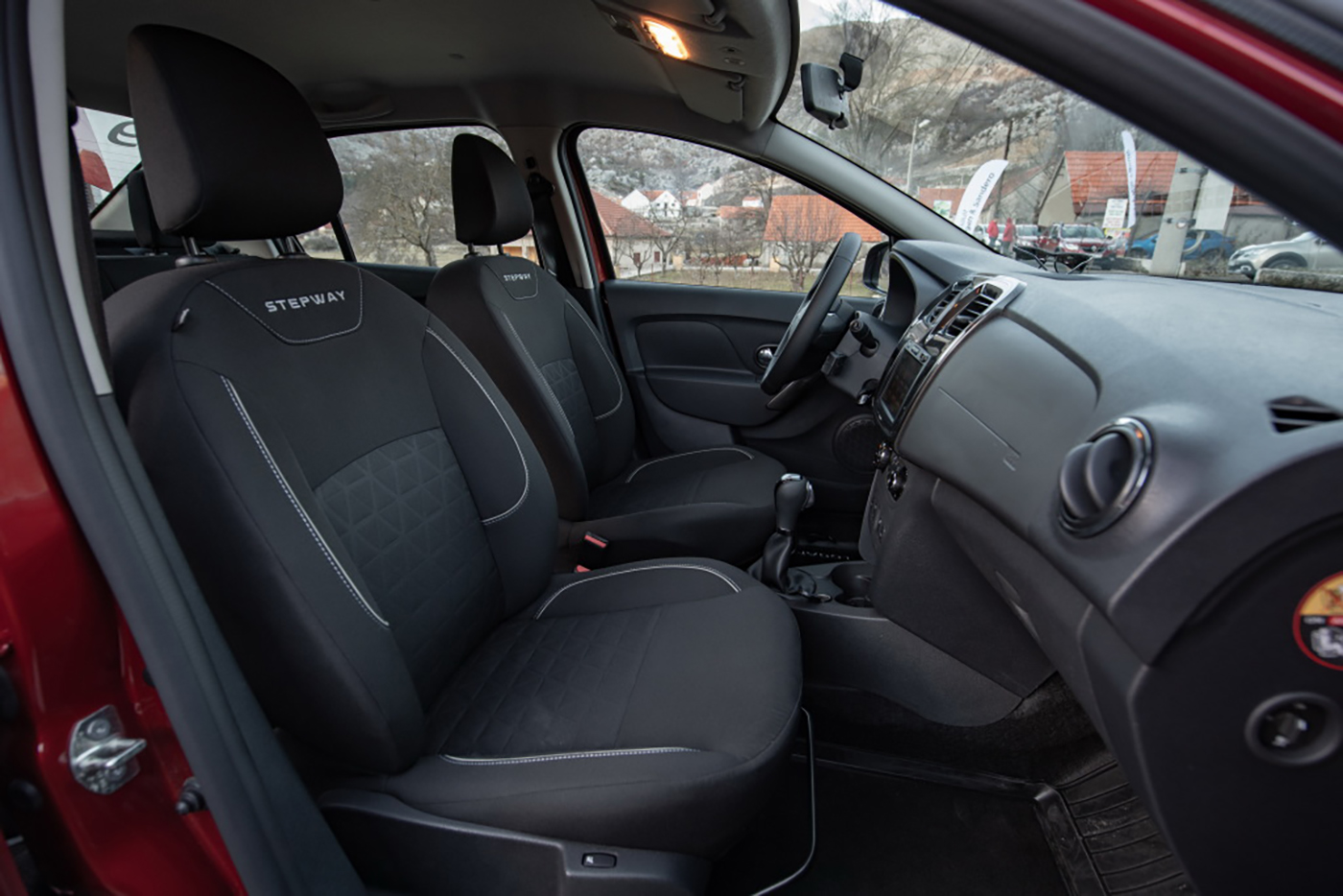 /img/cars/1637052993-interior_renault_Logan_Stepway_2.jpg